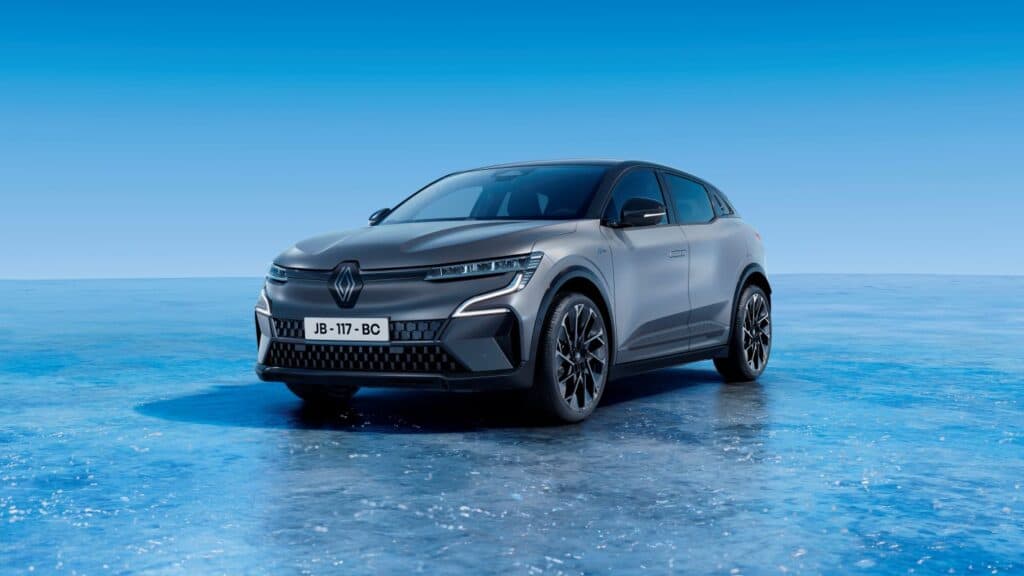 Renault Mégane E-Tech grise esprit alpine sur fond bleu bonus écologique 2025