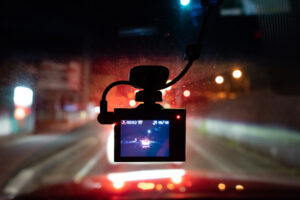 Dashcam qui filme de nuit dans une voiture